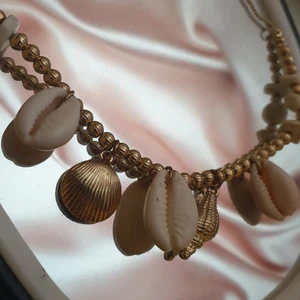 Halsband  - Säljer denna fina halsband. Har ingen användning av den så tänkte jag kunde sälja den.