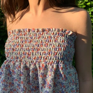 Blommig topp - Kort blommig topp som från början var en kjol men som jag klippte av, andvänd fåtal ggr, väldigt stretchig