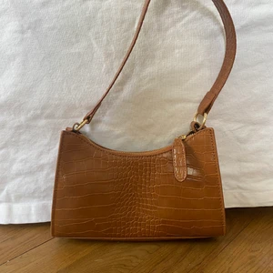 Axelväska från shein  - Rostbrun axelväska från shein, aldrig använd. Ett innerfack finns. Frakt tillkommer