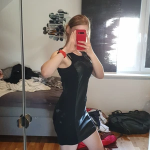 Svart klänning  - Det är storlek s/m. Jätte fin svart klänning som aldrig blev använt av mig för har för många svarta tighta klänningar🤭 hoppas någon får mer användning av den! Frakten beror på vikten på klänningen senare. Annars kan mötas upp eksjö, nässjö, vetlanda dessa trakter