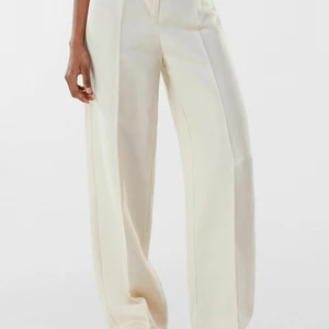 Linnebyxor - Linnebyxor från bershka. Säljer då de är för korta på mig som är 175cm, skulle passa nån som är 160-170cm. Storlek 36 men sitter bra på mig som har 34. Hör av er vid frågor. Köparen står för frakt!💕