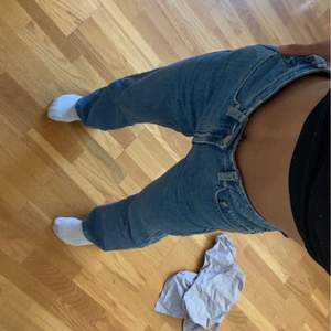 Supersnygga jeans som inte har kommit till så mycket till användning då jag har ett par liknande! Inget slitage eller liknande💕 för fler bilder eller frågor, skriv privat!💕