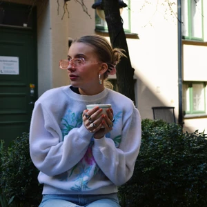 Stickad tröja med blommotiv  - ni hittar oss på instagram @studiohumla🤍