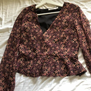 Blus - Supersöt blus i från nakd. Använd ett fåtal gånger. Skicka privat för fler bilder. 100kr inklusive frakt 