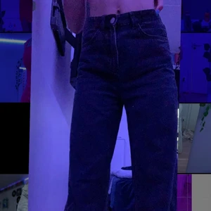 Jeans - As snygga svarta jeans från Lindex❤️ lite korta på mig som är 173 cm 😗 köpte för 400 säljer för 239kr +frakt. Inga skador på jeansen eller liknade. Är k bra skick. Storlek 34🤝