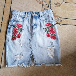 Jeans kjol  - Jätte snygg jeans kjol med broderade rosor. Säljer då den har blivit för liten. Frakt ingår 