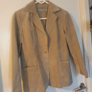 CLASSIC woman  - Tunnare beige mocka jacka ,lite i kavaj modell, ALDRIG ANVÄND 