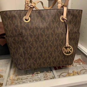 Nästintill oanvänd väska från Michael kors - Fin brun väska från Michael kors med beiga detaljer (köpt för 1800kr) 