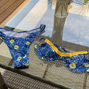 blommig bikini  - mycket fin bikini som aldrig är använd då den tyvärr inte passade mig (skydd är kvar). Köpare står för frakt💙