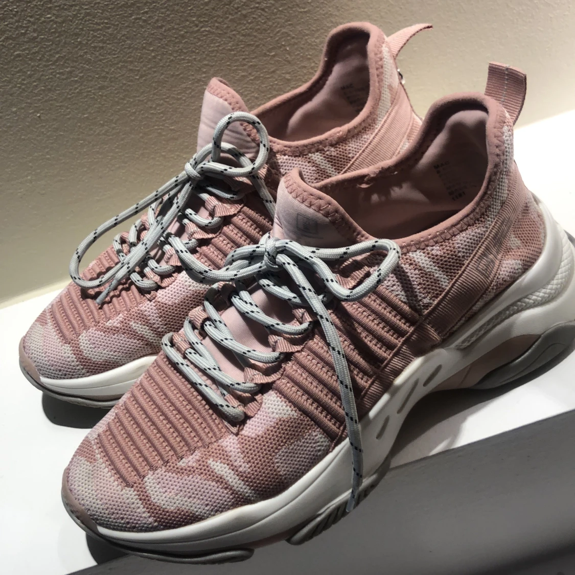 STEVE MADDEN SNEAKER