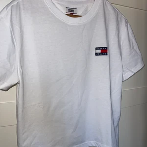 Tommy Hilfiger t-shirt - Något kortare modell, endast prövad! Storlek M 
