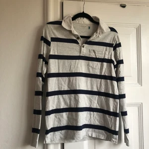 Tröja  - Är herrstorlek S men sitter som dam M 