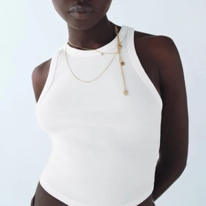 Linne från Zara - Helt oanvänt vitt linne från Zara. Storlek S. Säljer eftersom det är för litet för mig och för sent att skicka tillbaka.