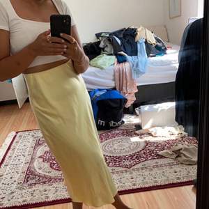 Jättefin kjol från vila i storlek 36 