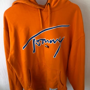 Tommy Jeans - Hoodie från Tommy Jeans. Storlek L, ganska stor i storleken. Använd men i gott skick. 