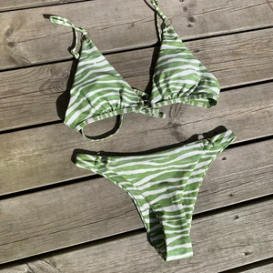 Grönrandig bikini - Säljer denna fina och somriga bikini som aldrig är använd, helt ny! Skyddsplasten finns kvar! Överdelen är justerbar🤗 Buda i kommentarerna (utgångspris 99kr) eller köp direkt för 160kr🥰 Säljer flera bikinis på min profil🥰💗
