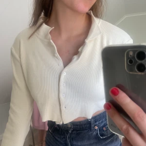 Tröja  - Långärmad tröja från Pretty little thing. Säljer då den inte kommit till användning så mycket!  Storleken är 38 men passar 34 och 36 också, vilket är storlekarna som jag vanligtvis brukar ha:)