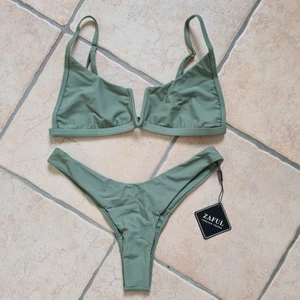 Zaful bikini - Supersnygg bikin från Zaful!!! Jag har samma i röd men en storlek mindre som jag använder konstant (även om denna ser ut att typ passa hade den åkt av helt om jag badade) Den har inlägg men de är uttagna på bilderna, och helt oanvänd🌸 skriv för frågor/fler bilder