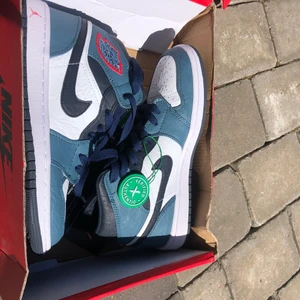 Air Jordan 1 midd  - Köpte dom i storlek 39 men efter som att jag köpte dom från usa så blev de mindre ändå så dom är i storlek 38 alltså försmå för mig bara provade på en gång lådan blev förstörd i posten verifierings märke med i lådan.  Priset kan diskuteras 
