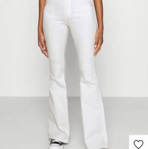 Nästan helt oanvända jeans från Dr demin i modellen Macy. Storleken är M/30 och passar utmärkt på mig som är 168 cm lång. Köparen står för frakten. Buda i kommentarerna!