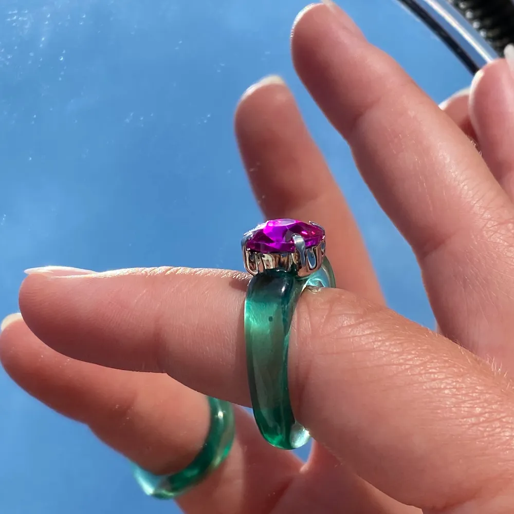 Super fin grön ring med en rosa sten💚💗Passar perfekt till en fin sommar outfit💚20kr+frakt💗Pris kan diskuteras. Accessoarer.