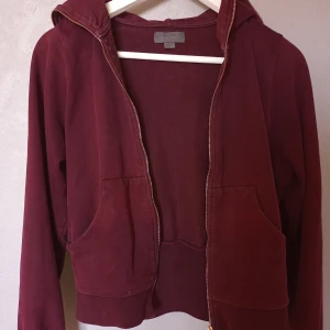Vinröd hoodie från Acne Jeans. FRI FRAKT! - Snygg vinröd hoodie från Acne Jeans i strl S. Fint skick. Gratis frakt.