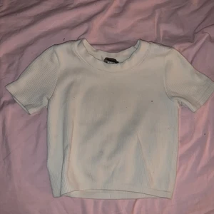 Zara tröja - Säljer denna fina tröjan men tyvärr kommer den inte till användning⚡️den är från zara den kosta ca 200kr och säljer den för 100 kr❤️❤️❤️