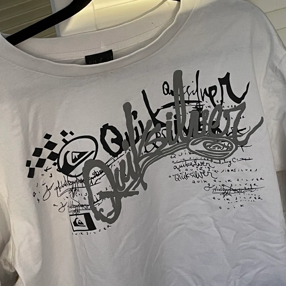 Graphic t-shirt av märket quicksilver, står ingen storlek men gissar på L/XL💓 frakt tillkommer. T-shirts.