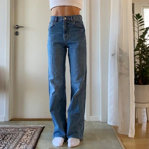 Zara jeans  - Säljer dessa jättefina Jeans från Zara i 38. De passar perfekt i längden på mig som är 174. Väldigt sparsamt använda, köpta i somras. Hör gärna av er för mer bilder eller info! 