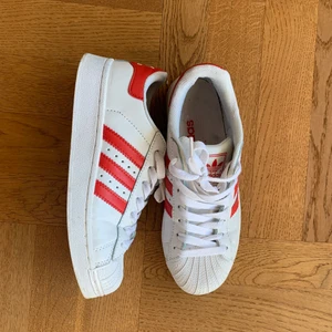 ADIDAS SUPERSTAR - Funderar på att sälja mina röda superstars då de är en aning små för mig. Tycker väldigt mycket om de så säljer endast vid ett bra bud. De är i väldigt bra skick💓