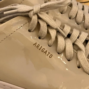 Arigaro skor - Har en liten fläck på ena kanter där fram på ena skon men annars det det bra ut! Ställ gärna frågor vid funderingar💕 skorna har en jättefin ljusgrön färg! Nypris 2000kr är i storlek 36 men passar 37 jättebra!!!