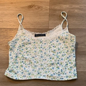 Brandy Melville tröja oanvänd - Köpte denna supergulliga tröja från brandy Melville men tyvär passade den inte på mig men den är somsagt supergullig, utan defekter o allt , bara testat den på en gång somsagt