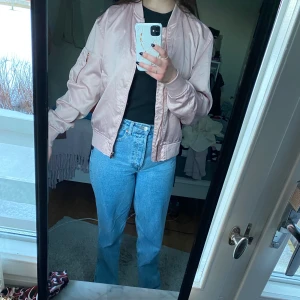 Rosa jacka - Frakt tillkommer, men bor du i Uppsala kan vi mötas upp istället. Jackan är perfekt till våren! Den är aldrig använd