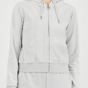 Juicy country  - Säljer denna extremt snygga juicy tröjan i färgen Quit grey storlek S men den passar mig som annars har Xxs och Xs. Säljer då jag vill köpa en annan färg. Inga hål eller smuts. Pris kan diskuteras vid snabb affär. Vill få sålt den så snabbt som möjligt 