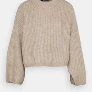 Beige stickad tröja - Jättefin tröja passar jättebra till det som har Xs/ eller S skulle jag säga, bra skick och köpte för 270kr på gina men hade kunnat sälja för 200kr (med frakt) 