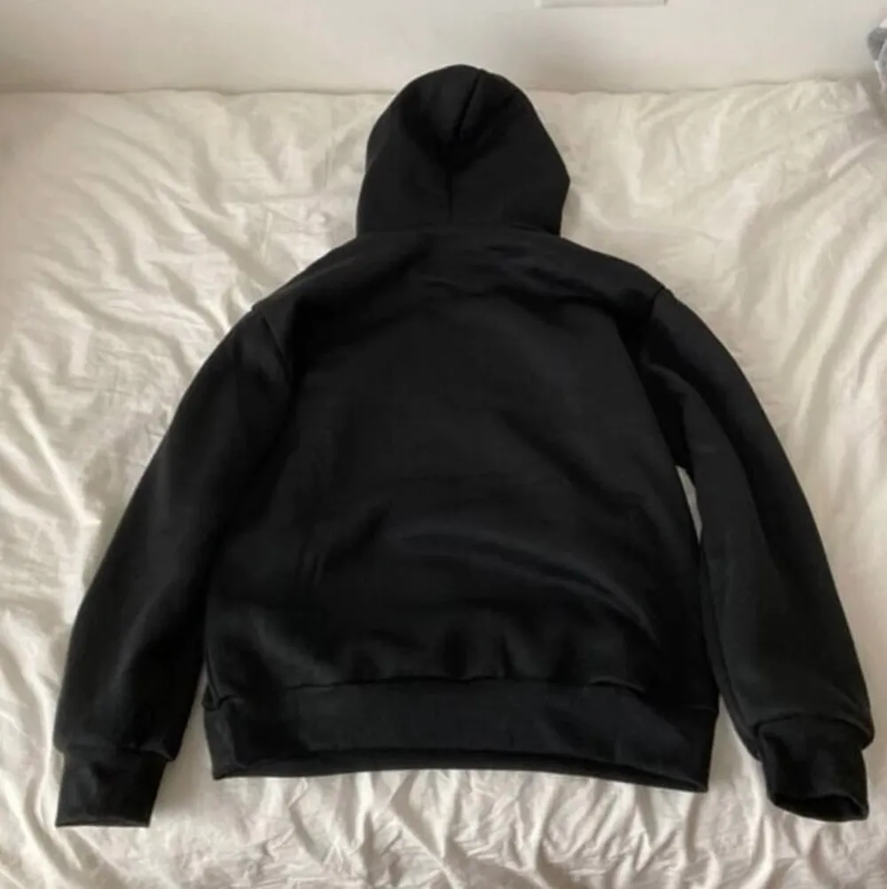 Säljer denna supersköna svarta hoodien då den inte längre kommer till användning💕💕. Hoodies.