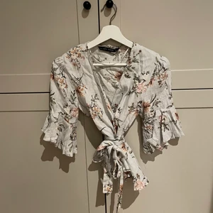 Knytblus Zara - Blommig knytblus från Zara, fint skick i st S