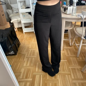 Svarta byxor i 38 - säljer för dom blivit för stora. Lite noppriga men inget större man märker. Skicket är bra annars. 50kr + frakt