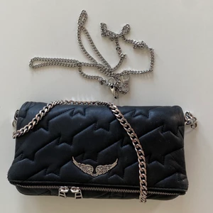 Zadig & Voltaire väska - Säljer min super snygga Zadig väska som inte finns att köpa längre! Köpt för ca 2 år sedan men i gott skick. Skriv privat för fler bilder❤️ Pris kan diskuteras!