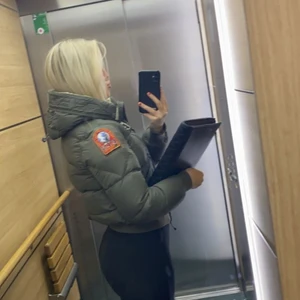 Parajumper jacka - Kort görn parajumper jacka, med avtagbar pälskrage. Storlek M men sitter mer som S, stretchig i midjan