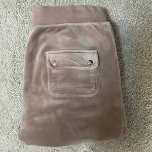 Juicy Couture Byxor  - Säljer mina Juicy byxor i storlek M, färgen taupe. Normal i storleken. Använda fåtal gånger, tvättade en gång. Uppsydda ca 3 cm, fortfarande lite långa på mig som är 168 så dom passar dig som är längre också :) 850 inkl frakt🤍