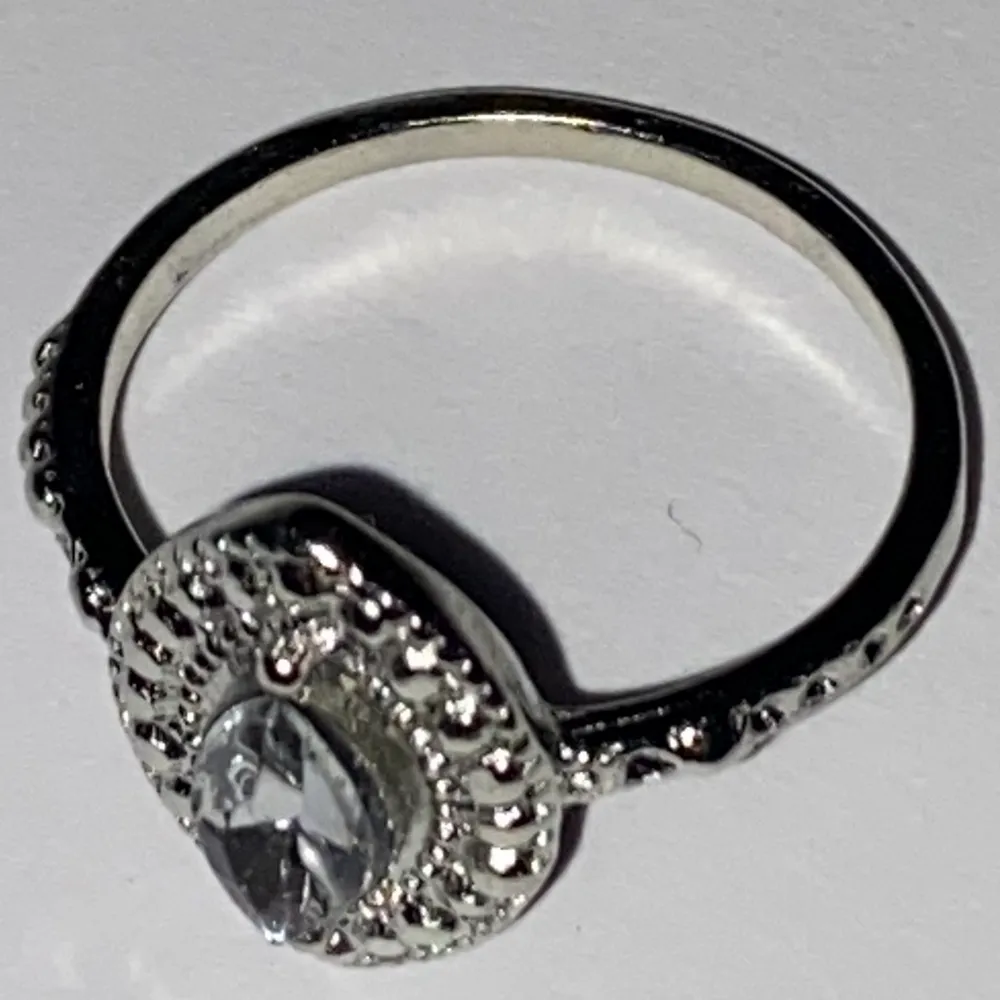 Silverring med en kristall. . Accessoarer.