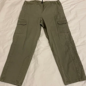 cargopants - högmidjade cargopants, ingen lapp men uppskattas en strl M-L. ganska stretchig midja 
