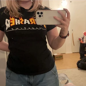 Thrasher Tshirt S - Köpt i Paris 2019 och knappt använd. Äkta!! Passar Xs-M beroende på hur man vill ha passformen. Väldigt bra skick. Möts eller fraktar mot betalning❣️