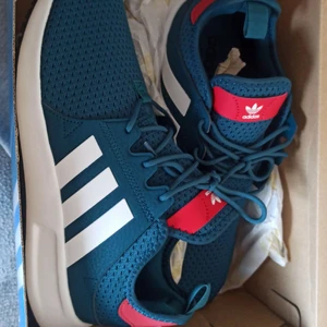 Adidas skor  - Köpte fel storlek och orkade inte lämna tillbaka det. Oanvänd . Storlek 41 