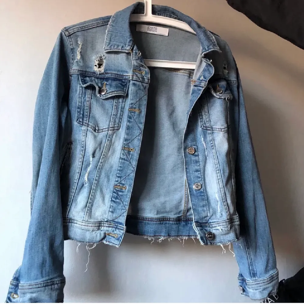 Säljer denna fina jeansjacka från Zara som passar perfekt nu till våren! Hör av dig om du vill ha fler bilder🥰. Jackor.