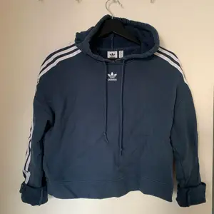 Adidas croppad hoodie, strl S, blå