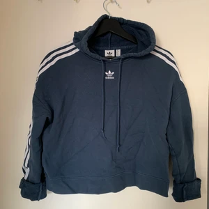 Adidas croppad hoodie - Adidas croppad hoodie, strl S, blå