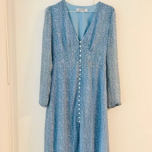 Adoore M Paris - Slutsåld blå adoore klänning i storlek M/38. Passar även 36/S Se anmärkning på bild. Fraktas spårbart.