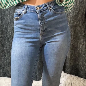 Blåa skinny jeans  - Blåa skinny jeans, ungefär en xs/S. Skriv för fler bilder osv om ni undrar nått❤️från Zalando 
